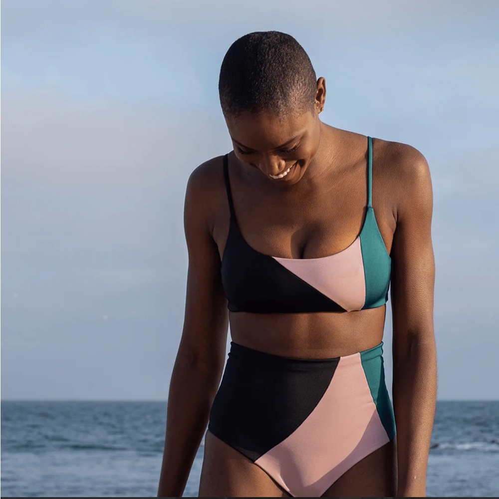 Left On Friday Pool Days top party waves jet black/mauve size Medium.